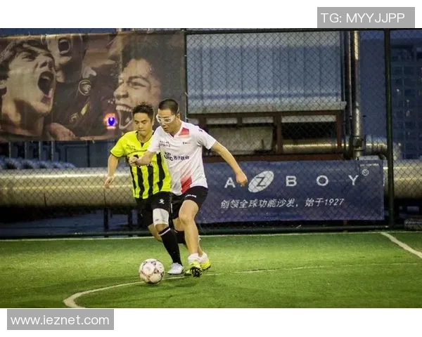 足球明星互问趣图大集合展现球场背后的友谊与竞争